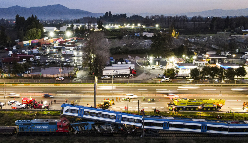 La policía inspecciona dos trenes que chocaron en San Bernardo