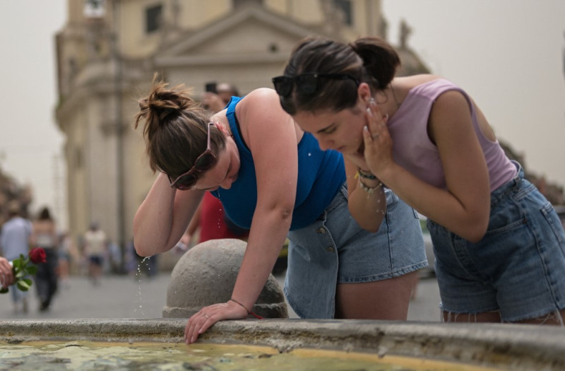 fuente en la Piazza del Popolo en Roma