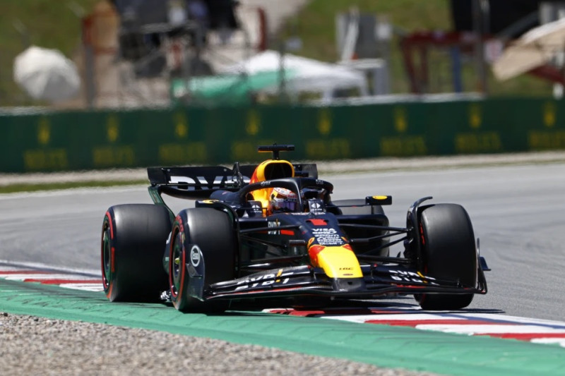 El piloto de Red Bull Max Verstappen maniobra su monoplaza en la primera sesión de prácticas del Gran Premio de España en Montemló.