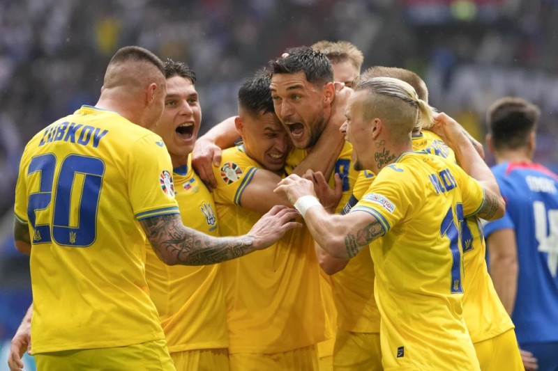 El ucraniano Roman Yaremchuk celebra con sus compañeros tras anotar el segundo gol en el encuentro ante Eslovaquia en el Grupo E de la Eurocopa.