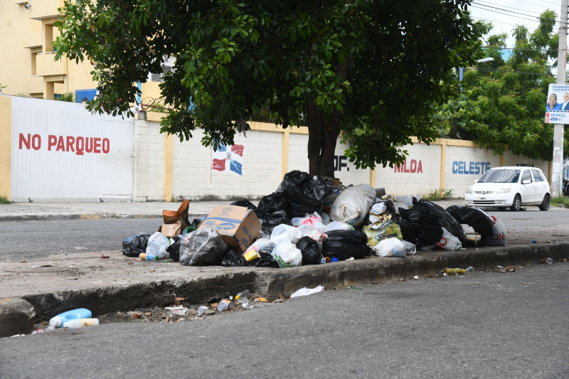 La basura se acumula en calles, aceras y hasta en las isletas de las vías.