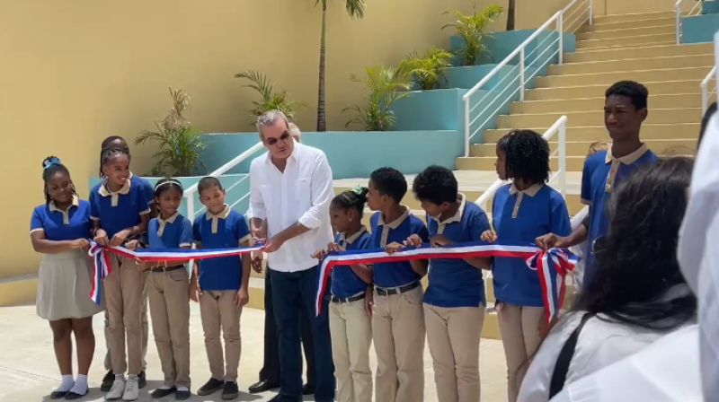 Presidente, Luis Abinader,  inaugura escuela en Los Alcarrizos
