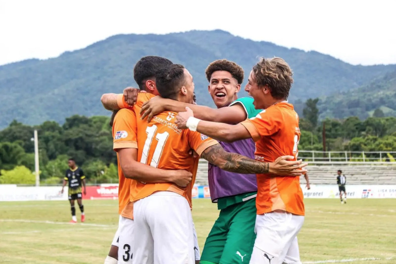 Jugadores del Cibao Fc celebran luego de una victoria.