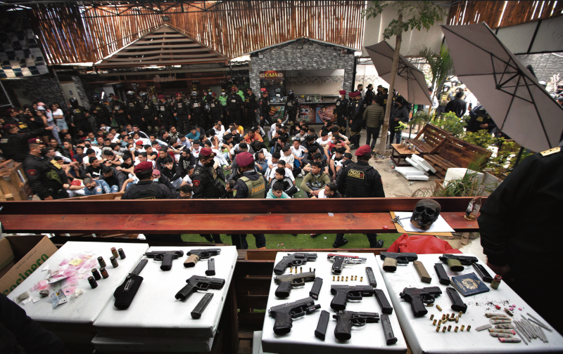 Lima, 8 de agosto del 2022. La Policía interviene discoteca "la cabaña" donde se llevaba a cabo una fiesta venezolana en la que se intervinieron a más de 150 personas en el distrito de San Juan de Lurigancho. En el lugar se encontraron diversas drogas y armas de fuego.