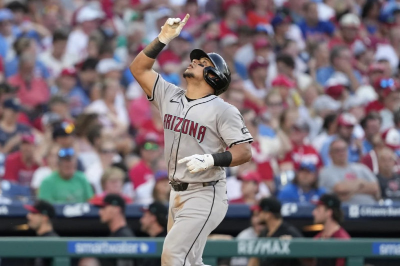 Gabriel Moreno, de los Diamondbacks de Arizona, reacciona después de batear jonrón de dos carreras en contra del abridor de los Filis de Filadelfia, Taijuan Walker, durante la tercera entrada del juego de béisbol el viernes 21 de junio de 2024, en Filadelfia. (AP Foto/Matt SGabriel Moreno, de los Diamondbacks de Arizona, reacciona después de batear jonrón de dos carreras en contra del abridor de los Filis de Filadelfia, Taijuan Walker, durante la tercera entrada del juego de béisbol el viernes 21 de junio de 2024, en Filadelfia. (AP Foto/Matt Slocum)

locum)