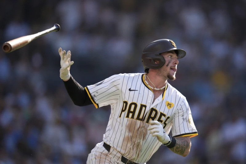 Jackson Merrill, de los Padres de San Diego, lanza el bate tras conectar un jonrón de tres carreras en el duelo del sábado 22 de junio de 2024, ante los Cerveceros de Milwaukee (AP Foto/Gregory Bull)