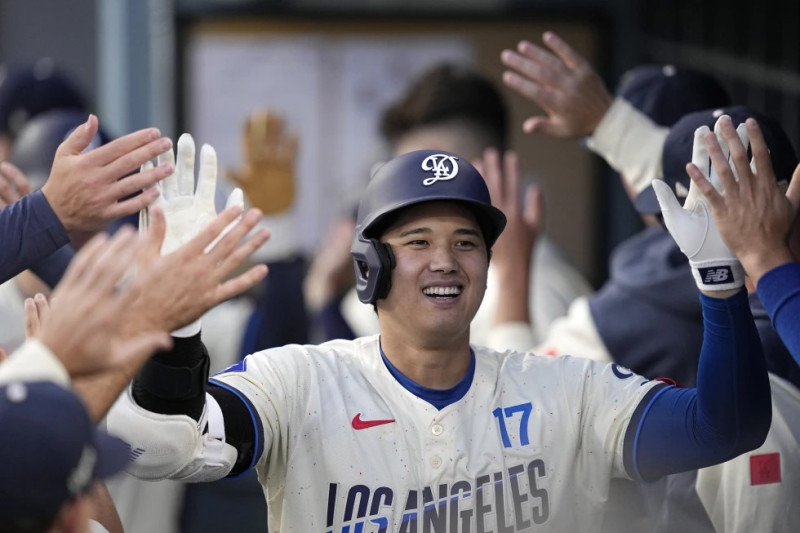 El japonés Shohei Ohtani, de los Dodgers de Los Ángeles, festeja en la cueva luego de conseguir un jonrón de dos carreras ante los Angelinos de la misma ciudad.