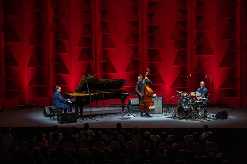 Michel Camilo, en el piano, junto al baterista cubano Dafnis Prieto y el contrabajista puertorriqueño Ricky Rodríguez, la noche del 22 de junio 2024 en el Teatro Nacional.