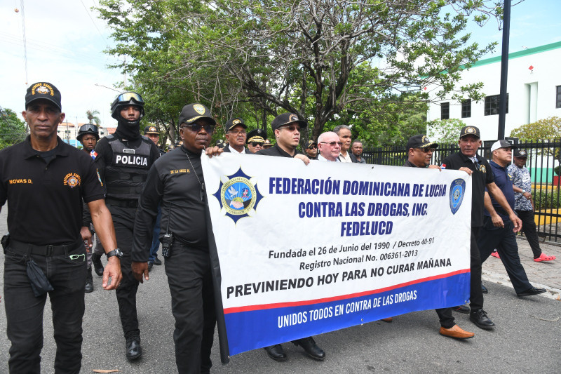 Directivos de Fedelucd durante una marcha la mañana de este domingo en contra del consumo de las drogas.