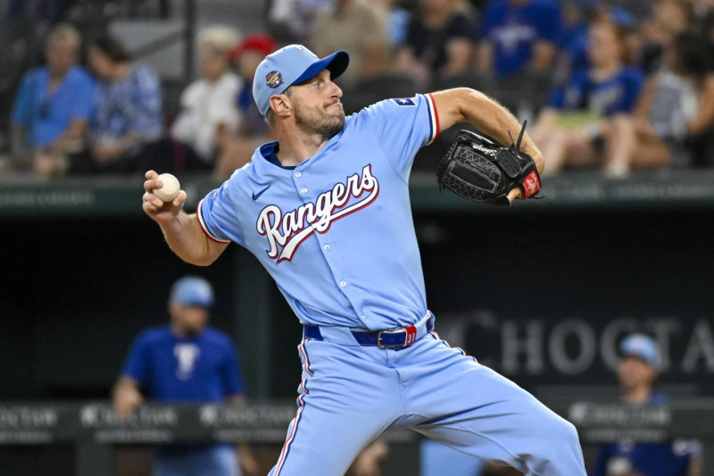 Max Scherzer, lanza su primer juego de béisbol desde la lista de lesionados en la primera entrada contra los Kansas City Royals.