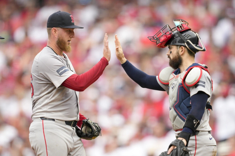 El lanzador de los Medias Rojas de Boston, Zack Kelly, izquierda, celebra con su compañero de equipo Connor Wong, derecha, luego de un cambio de lanzador en la tercera entrada.