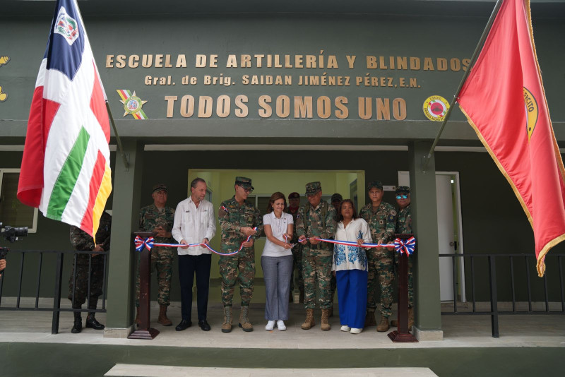 La vicepresidenta Raquel Peña, el ministro de defensa y el comandante del Ejército en el corte de cinta que deja inauguradas las nuevas dependencias