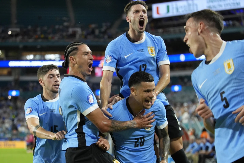 Maximiliano Araújo, de Uruguay, celebra luego de anotar en el partido contra Panamá en la Copa América.