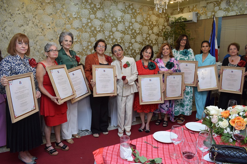 Al centro la Dra. Emma Valois Vidal, presidenta del Consejo Nacional de Mujeres junto a parte de las 13 madres ejemplares reconocidas.