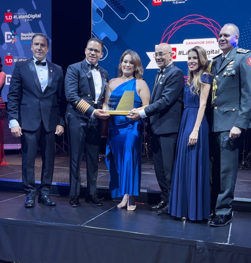 Fotografía muestra la representación de la Fuerza Aérea de República Dominicana (FARD) que fue a recibir los reconocimientos en los premios Latam Digital 2024 que se celebraron en la ciudad de Bogotá, Colombia.