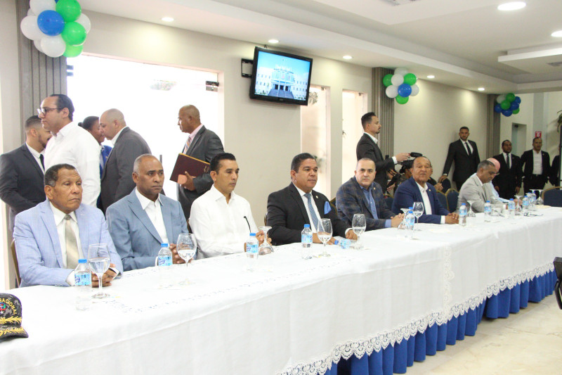 Fotografía muestra a legisladores en reunión de Seguridad Ciudadana.