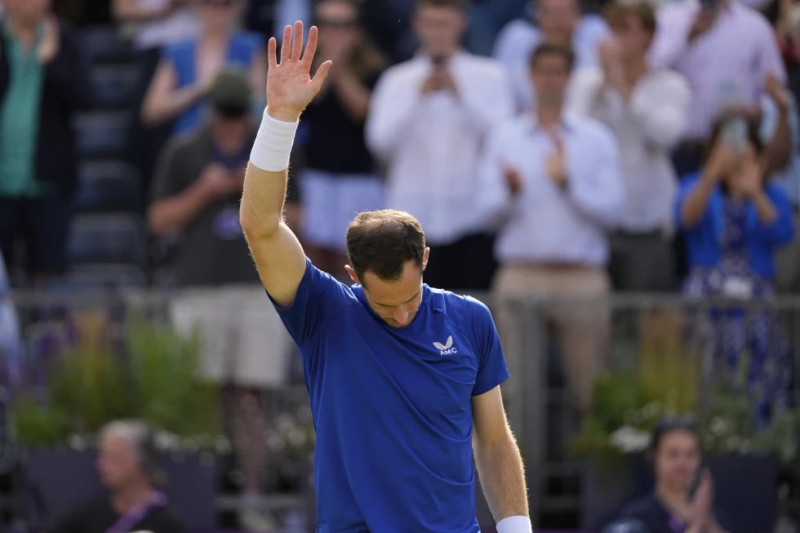 El británico Andy Murray saluda después de recibir aplausos de la afición tras retirarse de su encuentro ante el australiano Jordan Thompson en el torneo Queen’s Club.