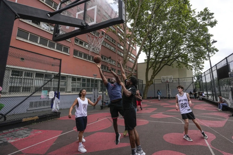 Se juega baloncesto en París el jueves 20 de junio. Nuevos nombres pronto adornarán camisetas de la NBA de los jóvenes franceses que compiten en las canchas de París.