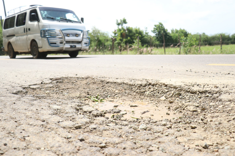 La carretera Guayubín-Las Matas de Santa Cruz-Copey fue inaugurada hace un año y ya está deteriorada.