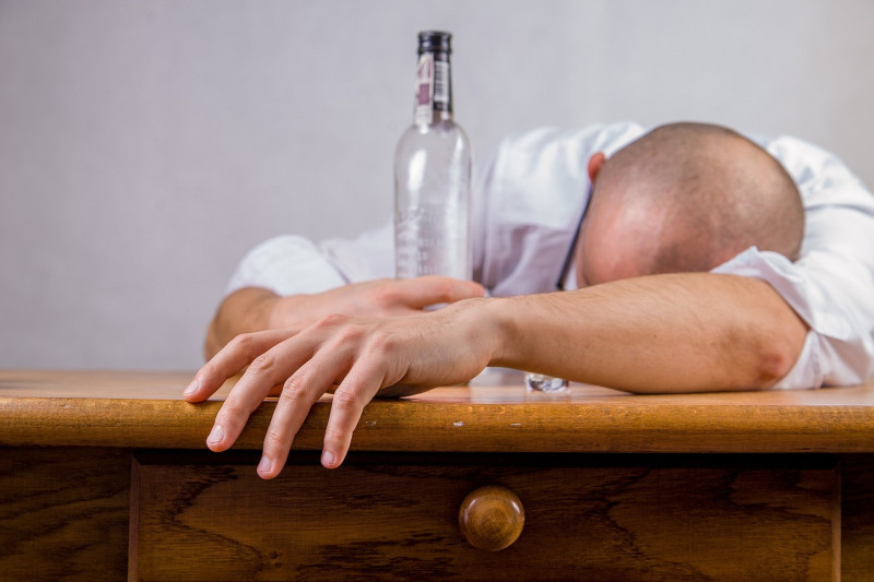 Fotografía muestra hombre con resaca.