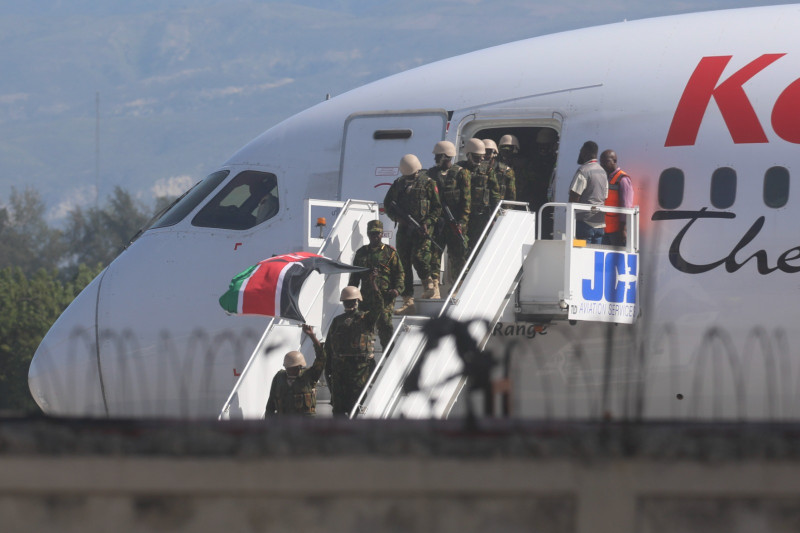 La policía de Kenia desembarca en el Aeropuerto Internacional Toussaint Louverture en Puerto Príncipe, Haití, el martes 25 de junio de 2024. AP