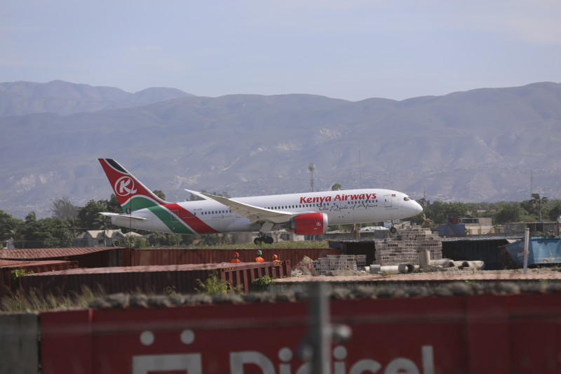 El avión que transportaba a la policía de Kenia