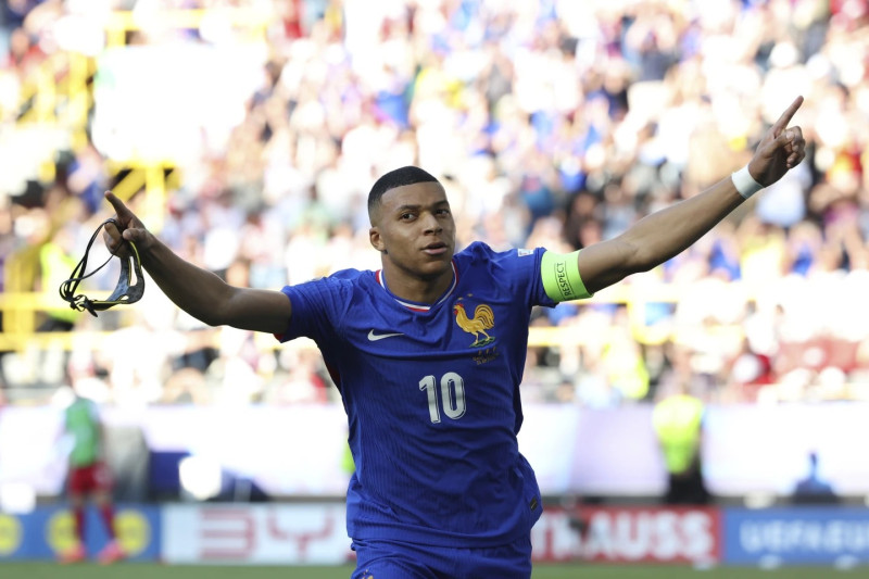 Kylian Mbappé, de Francia, celebra tras anotar un penal en el partido frente a Polonia en la Eurocopa.