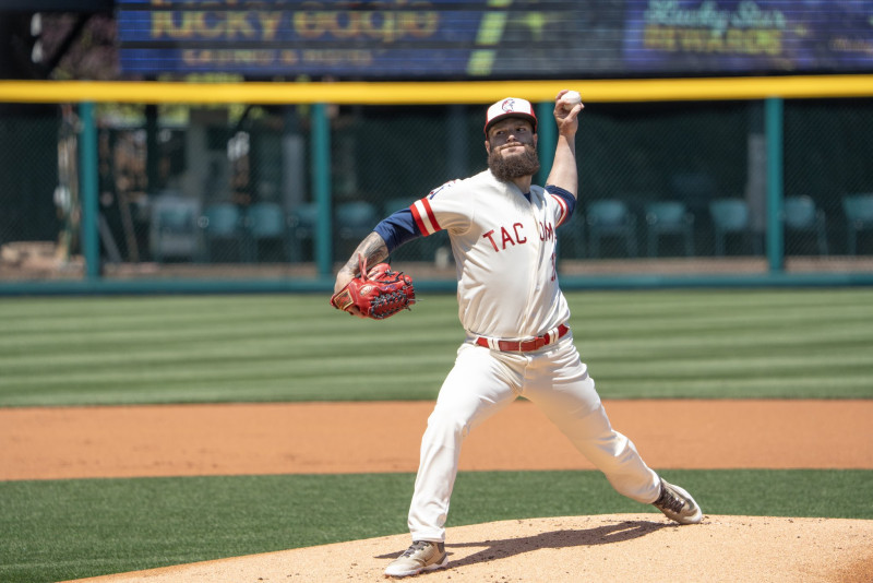 Dallas Keuchel fue cambiado de Seattle a los Cerveceros de Milwaukee.