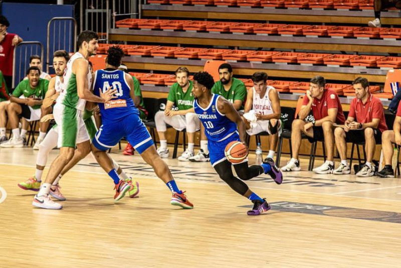 Andrés Feliz, de República Dominicana, driblea el balón durante el partido frente a Portugal.