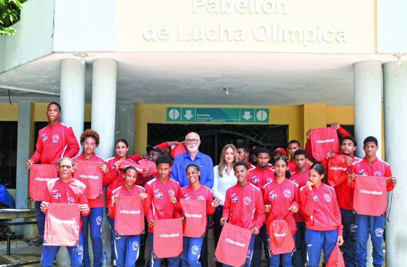 Antonio Acosta, presidente de la Federación Dominicana de Lucha, junto a los atletas que representarán al país en la justa.