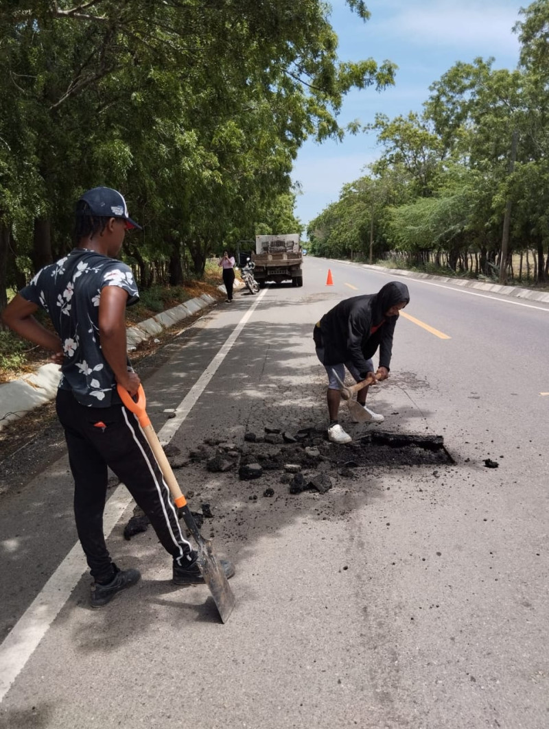 Una brigada de Obras Públicas repara la carretera de Monte Cristi.