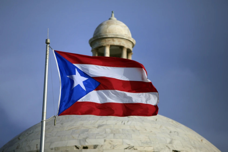 La bandera de Puerto Rico ondea frente al Capitolio, en San Juan, Puerto Rico.