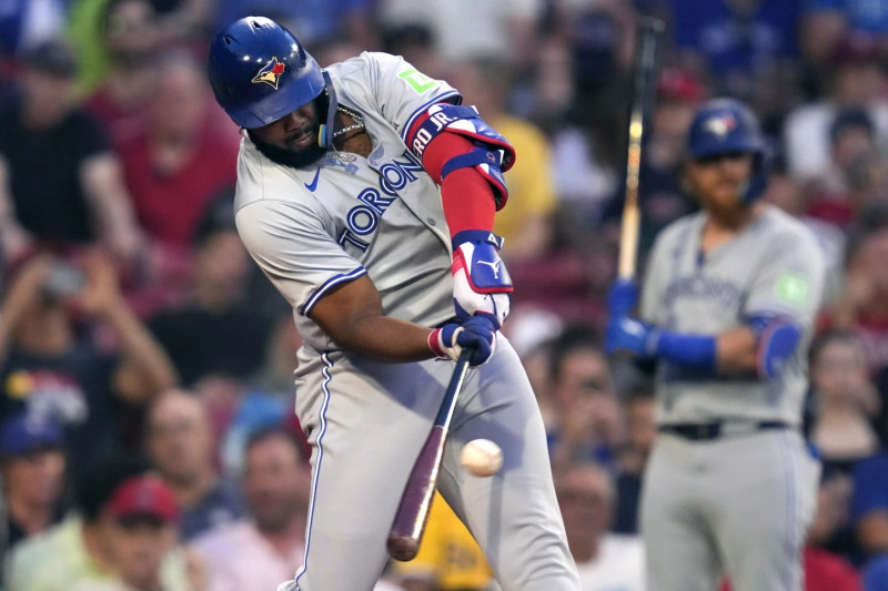 Vladimir Guerrero, de los Azulejos, conecta un doble en la tercera entrada del partido frente a los Medias Rojas de Boston.