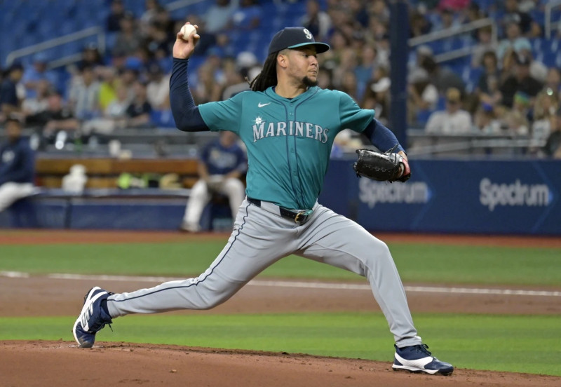 Luis Castillo, de los Marineros, realiza un envío durante su pobre salida ante Tampa Bay.