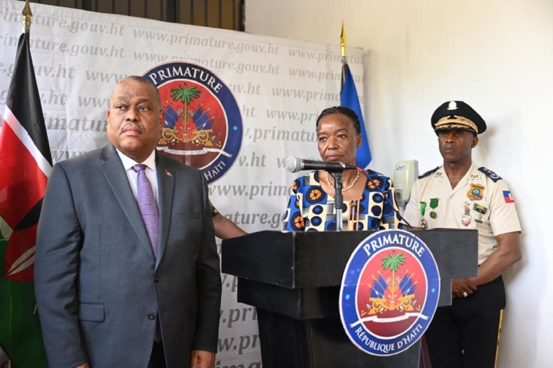 El primer ministro de transición de Haití, Gary Conille, y la jefa de la delegación de Kenia, Monica Juma.