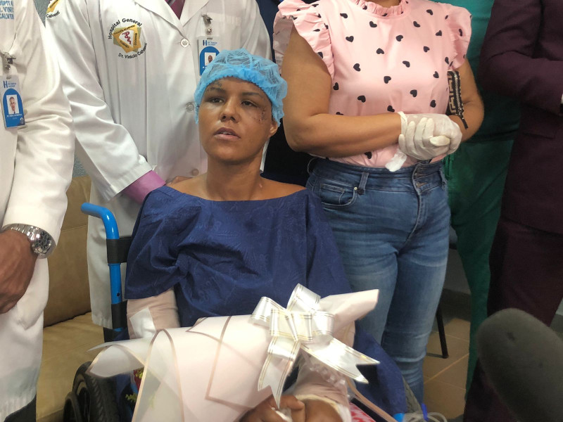 Fotografía muestra a la joven Ana Karina Ramos en el Hospital Vinicio Calventi, quien será dada de alta en las próximas horas.