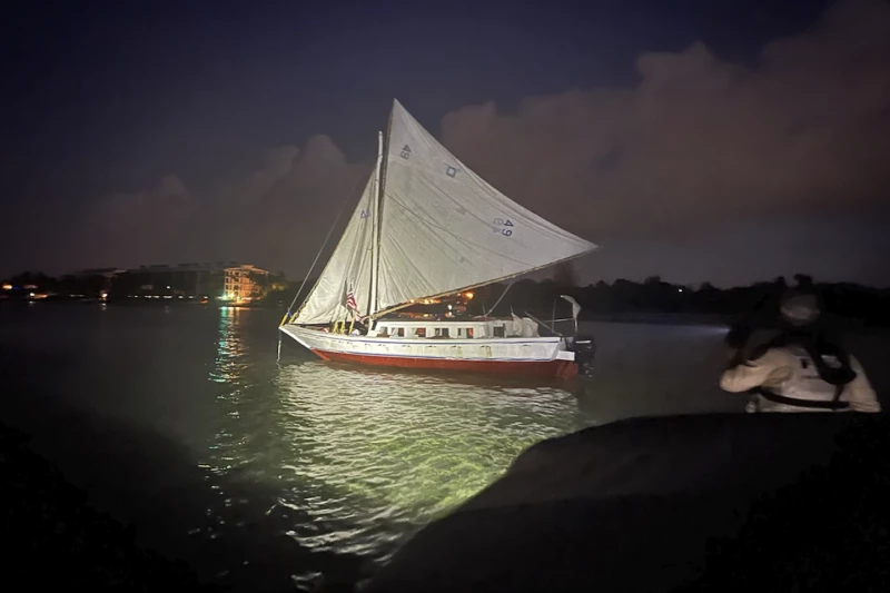 Velero en que llegaron los haitianos a La Florida