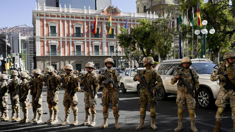 Militares apostados ayer en la Plaza Murillo frente a sede del gobierno en La Paz, Bolivia, durante la fallida intentona golpista.