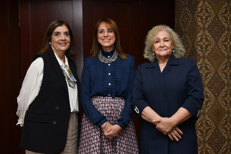 María Alicia Urbaneja, Patricia Villegas de Jorge e Yvonne Arias.