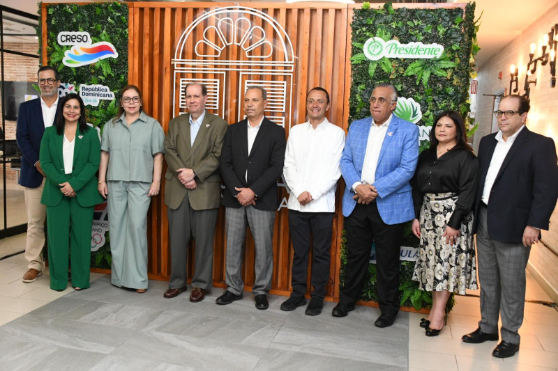 De izquierda a derecha, Manuel Luna, Christy Luciano, Tammy Reynoso, Felipe Vicini, Garibaldy Bautista, Fabián Suárez, Luis Mejía, Sonia Mordan, Franklin de La Mota durante la presentación del recinto.