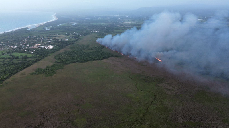 Guardaparques y bomberos forestales combaten incendio en lagunas Cabarete y Goleta