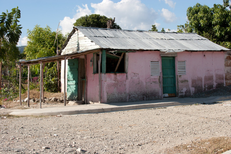 Una vivienda techada con hojas de zinc en República Dominicana.