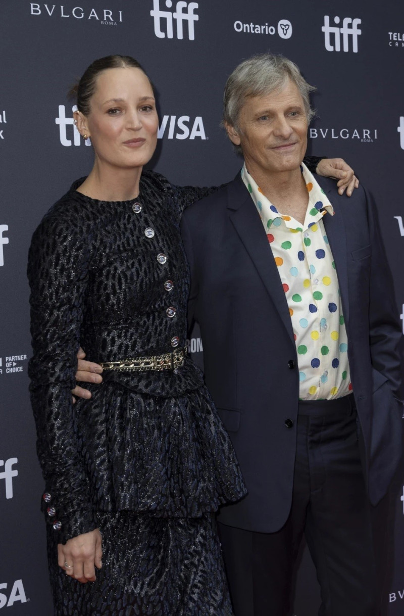 Vicky Krieps y Viggo Mortensen en la premier del filme "The Dead Don´t Hurt", en Toronto, el 8 de septiembre de 2023.