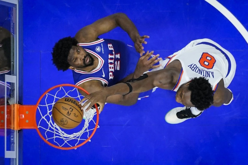 Joel Embiid, de Filadelfia, trata de impedir una clavada de OG Anunoby, de los Knicks, el 2 de mayo de 2024.