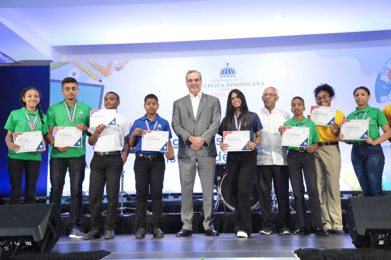 El mandatario encabezó la actividad de entrega de certificados a estudiantes destacados en las Olimpiadas Nacionales Escolares y los Programas de Liderazgo del Ministerio de Educación