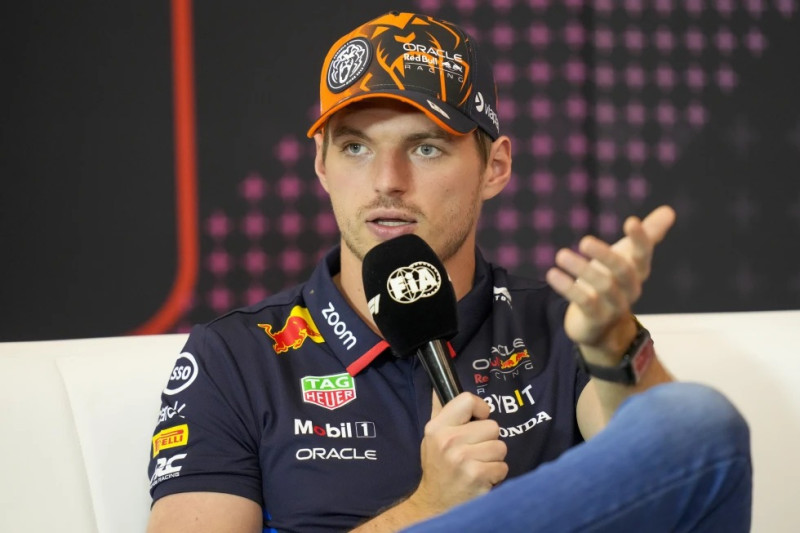 El piloto de Red Bull Max Verstappen habla en conferencia de prensa antes de que inicie el fin de semana del GP de Austria.