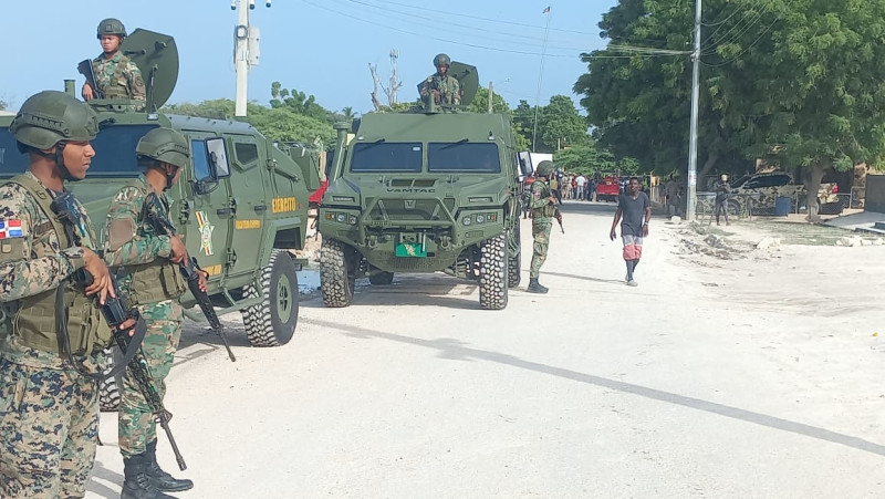 Soldados y vehículos blindados del Ejército durante un recorrido por la frontera por Pedernales y por Dajabón.