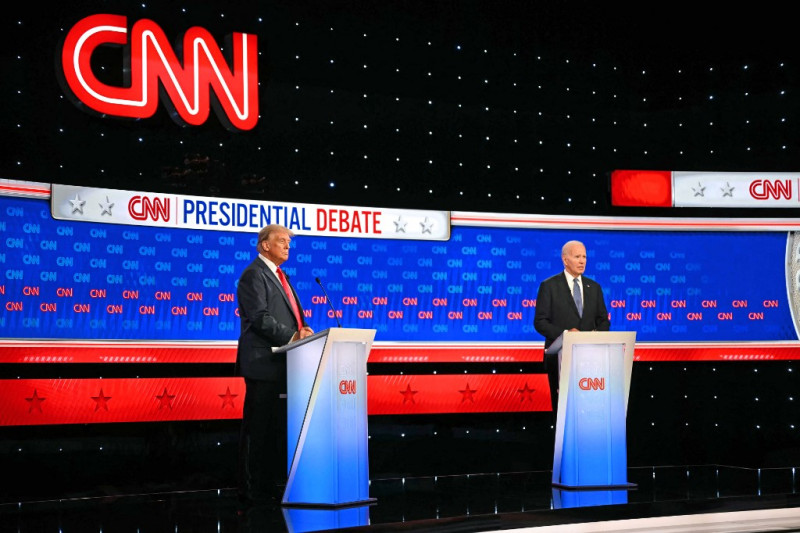 El presidente estadounidense Joe Biden y el expresidente estadounidense y candidato presidencial republicano Donald Trump participan en el primer debate presidencial de las elecciones de 2024 en los estudios de CNN en Atlanta, Georgia, el 27 de junio de 2024.