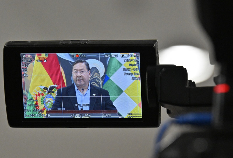 El presidente Luis Arce es grabado con una cámara de video mientras habla con la prensa, ayer en La Paz.