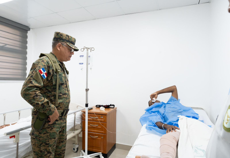 Comandante General del Ejército visita soldados accidentados mientras se encontraban de servicio